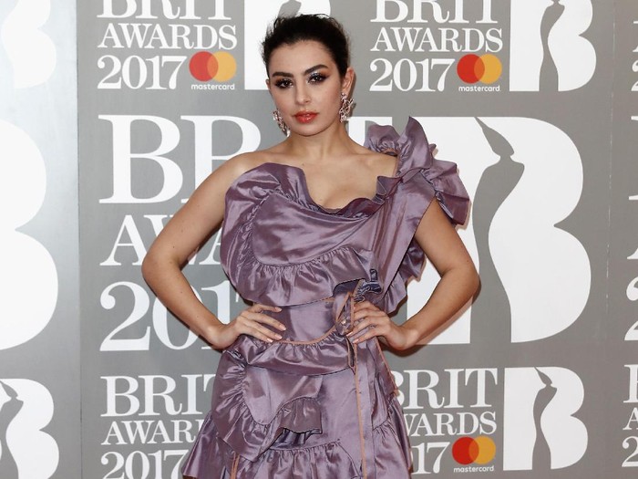 Charli XCX Mengaku Terobsesi Operasi Plastik, Ingin Ubah Tampilan Wajah