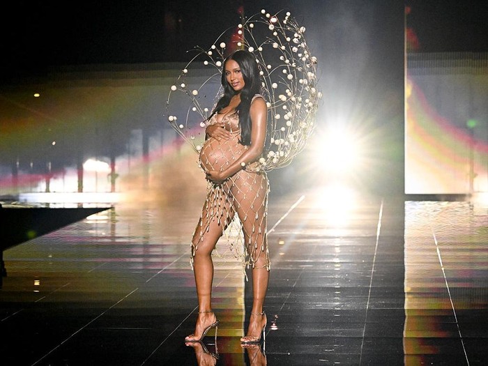 Jasmine Tookes Buka Victoria’s Secret Show, Pamer Perut Hamil Pakai Gaun Jaring